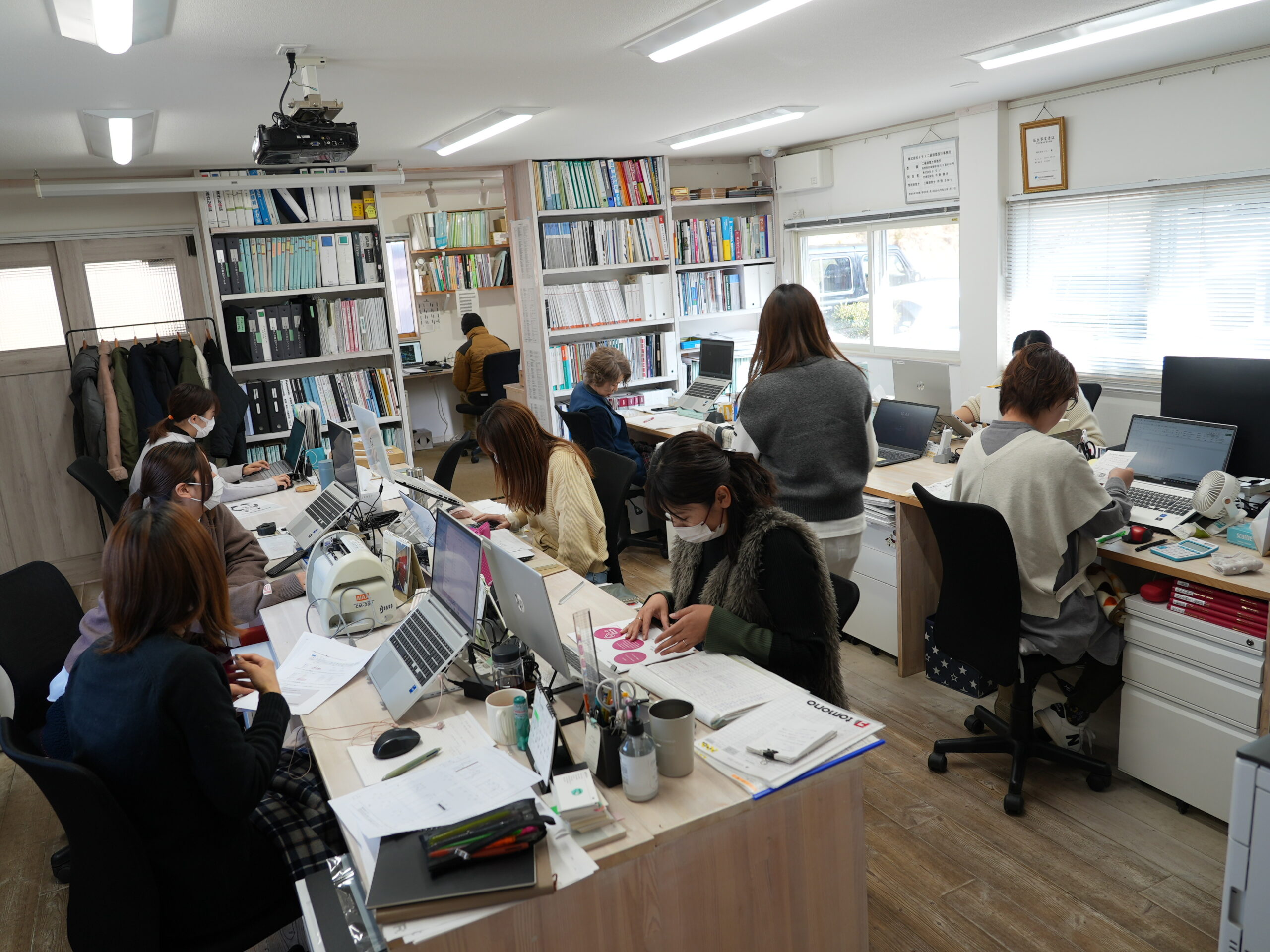事務所ではたくさんの女性が働いている。