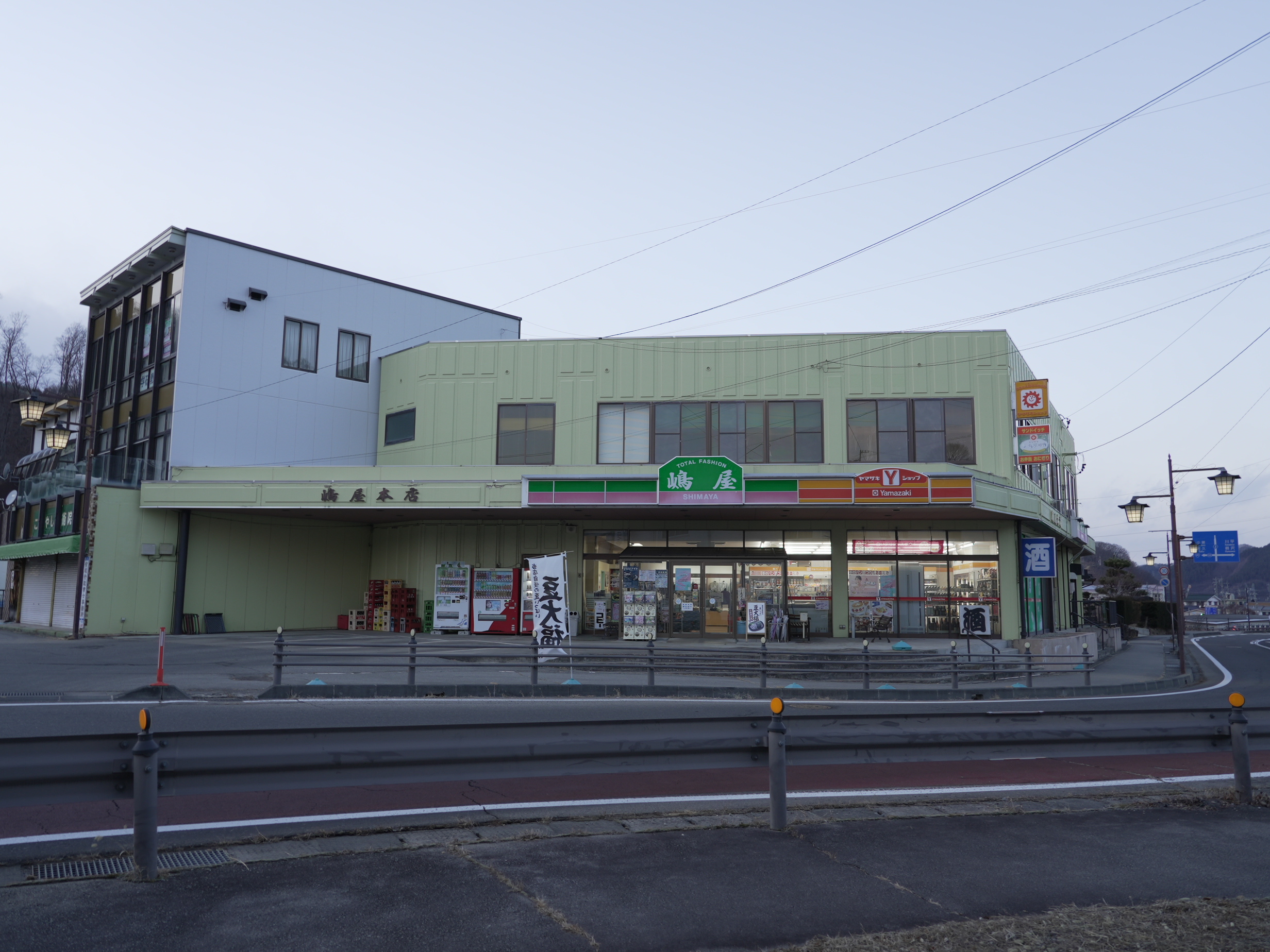 小海駅からほど近いショッピングセンター嶋屋とヤマザキデイリーストアの2階に小海支社のオフィスがある