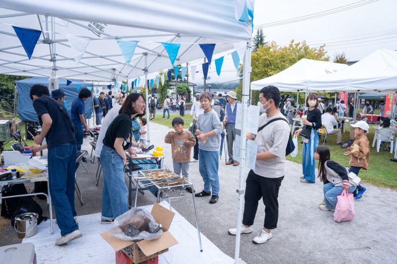 「信州小諸ふーどまつり」に小海町のブースのひとつとして出店し、イワナの塩焼きを販売したときの様子